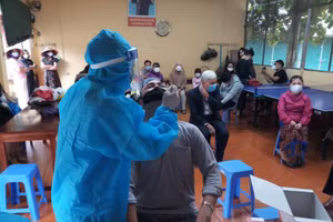 Giáo viên tỉnh Phú Thọ tham gia lấy mẫu xét nghiệm Covid-19 cho người dân.