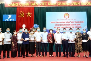 Lãnh đạo Hội Khuyến học tỉnh khen thưởng các cán bộ khuyến học tiêu biểu