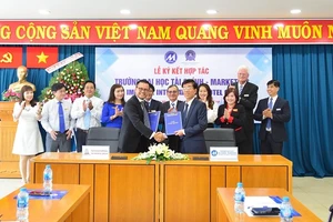 Đại diện UFM và Tập đoàn Imperial vui mừng với ký kết mình đạt được 