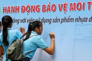 Sinh viên ký cam kết, nói không với việc sử dụng lý, ống hút nhựa sử dụng một lần trong Trường ĐH Công nghiệp Thực phẩm TP.HCM.