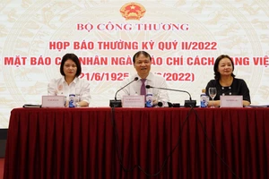 Toàn cảnh buổi họp báo.