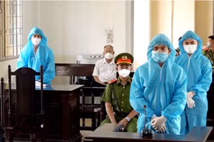 Các bị cáo tại phiên toà xét xử. Ảnh: Tiến Tầm.