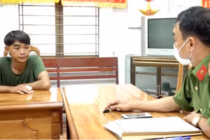 Nguyễn Bảo Khang làm việc tại cơ quan chức năng. Ảnh: Tiến Tầm.