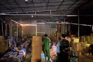 Lực lượng chức năng đang kiểm kê một kho sách giả.