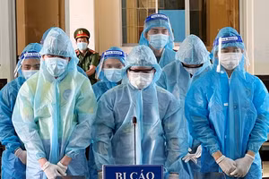 Các bị cáo tại phiên tòa xét xử.