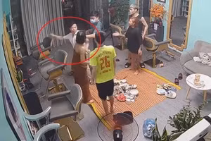 Hình ảnh ghi lại cảnh Phó trưởng Công an phường Sông Bằng tấn công phụ nữ.