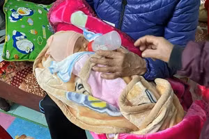 Bé gái bị bỏ rơi được người dân chăm sóc.