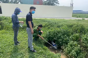 Cán bộ Phòng Cảnh sát môi trường thu mẫu nước thải tại Công ty GFT Unique.