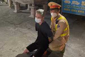 Lực lượng CSGT Công an tỉnh Quảng Bình khống chế đối tượng.