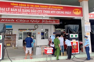 Lực lượng chức năng kiểm tra chất lượng xăng dầu tại Công ty TNHH MTV Chung Phát.