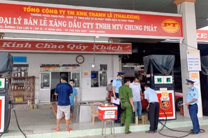 Lực lượng chức năng kiểm tra chất lượng xăng dầu tại Công ty TNHH MTV Chung Phát.