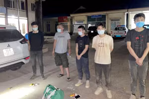 Các đối tượng và phương tiện bị bắt giữ đưa về trụ sở công an (tài xế Chu Văn Chung thứ 2 từ trái sang).