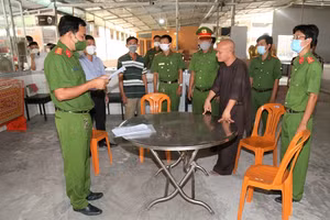 Cơ quan chức năng thi hành các biện pháp tố tụng đối với Hồ Hữu Phúc.