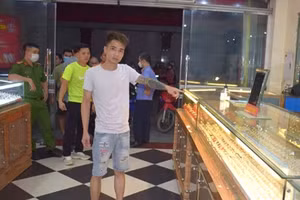 Vũ Tiến Giáp tại hiện trường vụ án.