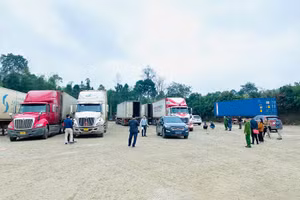 Hành vi đưa và nhận hối lộ để cho xe vượt tuyến trong hoạt động xuất khẩu hàng hoá xảy ra tại Khu trung chuyển hàng hóa thuộc huyện Cao Lộc.