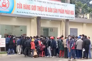 Người dân xếp hàng mua pháo hoa tại cửa hàng của Công ty TNHH một thành viên Hoá chất 21 ở Phú Thọ. Ảnh: VTV 