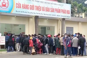 Người dân xếp hàng mua pháo hoa tại cửa hàng của Công ty TNHH một thành viên Hoá chất 21 ở Phú Thọ. Ảnh: VTV 