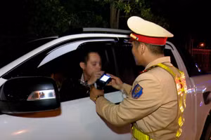 rong các lỗi vi phạm giao thông, vi phạm liên quan đến nồng độ cồn bị phát hiện lên tới gần 14.000 trường hợp. Ảnh minh hoạ.