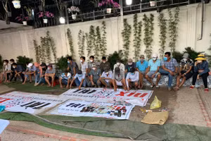 Các đối tượng có hành vi đánh bạc bị cơ quan chức năng bắt giữ.