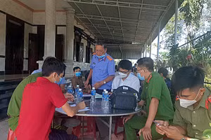 Cơ quan điều tra làm thủ tục trưng cầu giám định pháp y tại nhà nạn nhân. Ảnh: P. Đ.