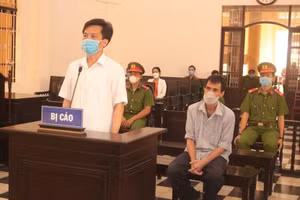 Trần Ngọc Quân (áo trắng) và Vũ Hoàng Ân tại phiên tòa xét xử.