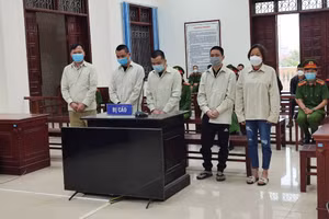 Các bị cáo tại phiên tòa xét xử.