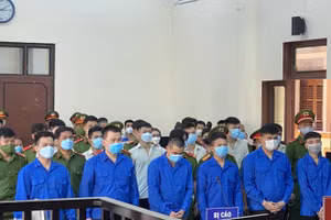 Các bị cáo tại phiên tòa xét xử. Ảnh: Minh Sơn