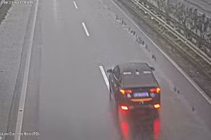 Hình ảnh chiếc xe ô tô di chuyển ngược chiều trên đường cao tốc.