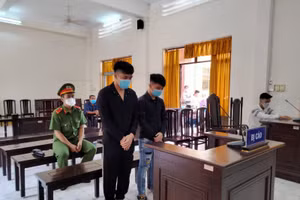 2 bị cáo tại phiên tòa xét xử. Ảnh: Bách Hỷ.