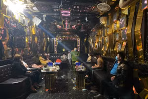 Cơ quan chức năng kiểm tra quán karaoke hoạt động chui phát hiện nhiều nam nữ tụ tập sử dụng ma túy.