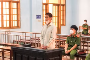 Bị cáo Đinh Văn Chung tại phiên tòa xét xử.