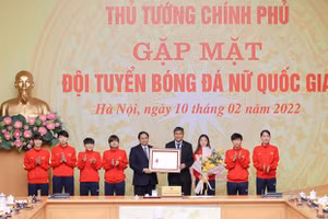 Thủ tướng Chính phủ Phạm Minh Chính trao tặng Huân chương Lao động các hạng cho Đội tuyển Bóng đá nữ Quốc gia, Huấn luyện viên trưởng Mai Đức Chung và 7 vận động viên - Ảnh: VGP/Nhật Bắc.