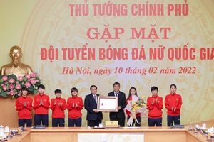 Thủ tướng Chính phủ Phạm Minh Chính trao tặng Huân chương Lao động các hạng cho Đội tuyển Bóng đá nữ Quốc gia, Huấn luyện viên trưởng Mai Đức Chung và 7 vận động viên - Ảnh: VGP/Nhật Bắc.