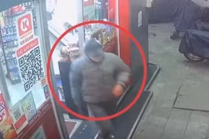 Hình ảnh đối tượng được camera an ninh tại cửa hàng ghi lại.