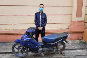 Phạm Đức Lộc cùng tang vật của vụ án.