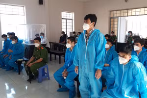 Các bị cáo tại phiên toà xét xử.