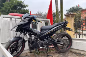 Chiếc xe máy do các đối tượng điều khiển gây ra vụ tai nạn giao thông.