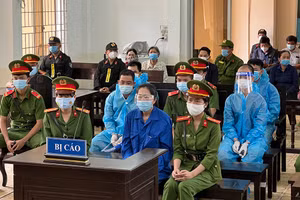 Trùm buôn lậu Nguyễn Thị Kim Hạnh (tức Mười Tường) và 4 đàn em tại phiên toà xét xử. Ảnh: Thiện Chí