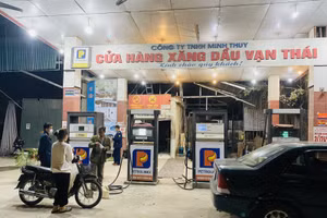 Lực lượng QLTT Hà Nội tiến hành kiểm tra một cửa hàng xăng dầu.