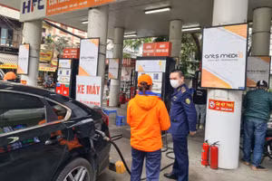 Lực lượng Quản lý thị trường Hà Nội kiểm tra các cửa hàng kinh doanh xăng dầu trên địa bàn.