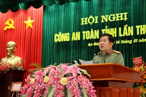 Đại tá Đinh Văn Nơi phát biểu tại Hội nghị tổng kết công tác công an toàn tỉnh năm 2021.