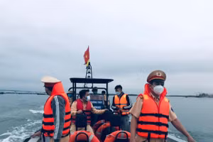 Lực lượng cảnh sát đường thủy phối hợp với các cơ quan chức năng triển khai công tác tìm kiếm tại khu vực vùng biển Cửa Đại (Quảng Nam).