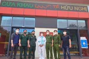 Lực lượng chức năng tiếp nhận bàn giao đối tượng Thào Mý Say.