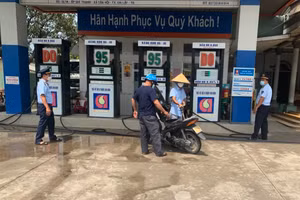 Hoạt động giám sát cửa hàng kinh doanh xăng dầu tại thị xã Cai Lậy (Tiền Giang). Ảnh: Tổng Cục QLTT