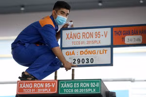 Giá xăng tiếp tục tăng, RON95 thiết lập mức giá kỷ lục. Ảnh minh họa.