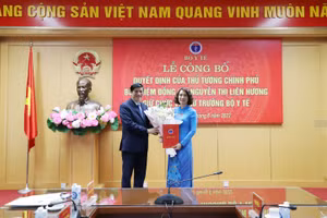 Ông Nguyễn Thanh Long Bộ trưởng Bộ Y tế trao Quyết định của Thủ tướng Chính phủ bổ nhiệm PGS.TS. Nguyễn Thị Liên Hương - Cục trưởng Cục Quản lý môi trưởng y tế, Bộ Y tế giữ chức vụ Thứ trưởng Bộ Y tế.