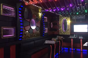 Karaoke là một trong số những hoạt động sẽ được hoạt động trở lại tại tỉnh Hưng Yên từ ngày 15/3. Ảnh minh họa.