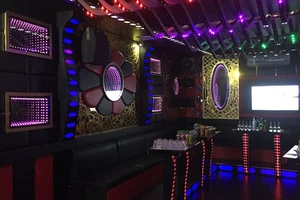 Karaoke là một trong số những hoạt động sẽ được hoạt động trở lại tại tỉnh Hưng Yên từ ngày 15/3. Ảnh minh họa.