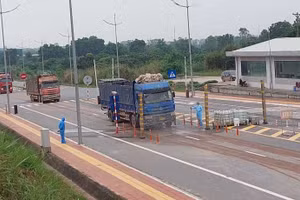 Các phương tiện vận tải phía Trung Quốc và Việt Nam chính thức lưu thông qua Cửa khẩu cầu Bắc Luân II sau 2 tháng tạm dừng thông quan.