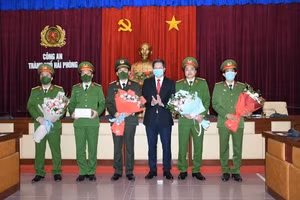 Lực lượng tham gia phá án được khen thưởng.